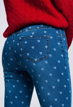 Load image into Gallery viewer, Skinny jeans in light denim with hearts print
