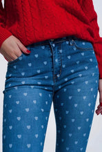 Load image into Gallery viewer, Skinny jeans in light denim with hearts print
